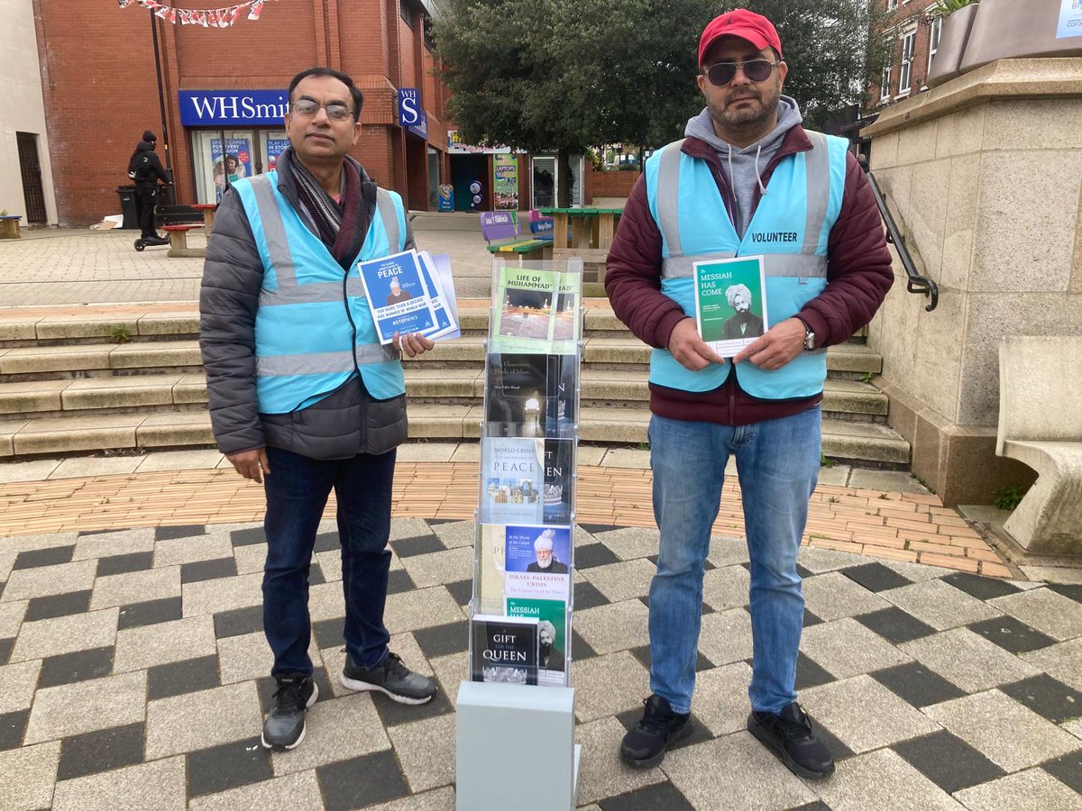 Calling the world towards peace. Members from AMEA Dudley spreading awareness about the dangers of #WW3 and spreading peaceful teachings of Islam Ahmadiyyat at #halesowen_town_centre