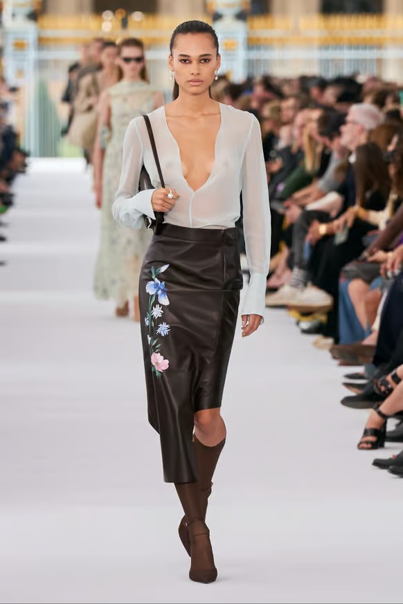 ursulaunaula's tweet photo. Annemary Aderibigbe/Givenchy ss24 #model #runway #fashion #fashionstyle https://t.co/CTBxvAhNNs