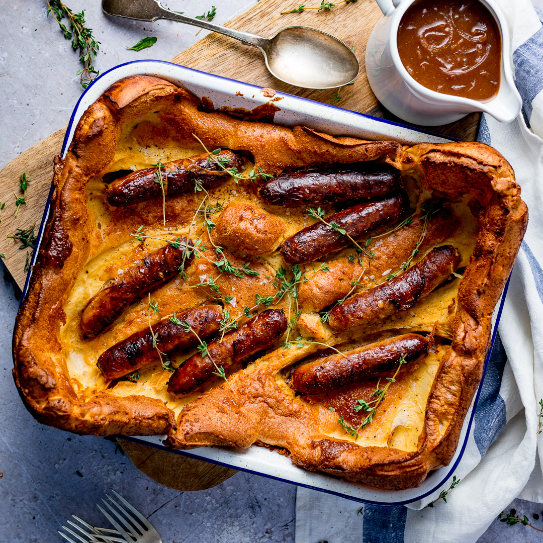 A British classic that everybody loves - this toad in the hole consists of meaty pork sausages nestled in a giant crispy Yorkshire pudding. 
All served up with a rich red onion gravy.

kitchensanctuary.com/toad-in-the-ho…
#kitchensanctuary #foodie #recipe