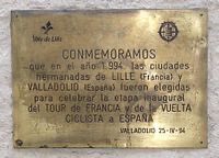 #TalDíaComoHoy de 1994, en el Campo Grande se colocaba un monolito que conmemora que las ciudades hermanas de #Valladolid y Lille celebrarían ese mismo año las etapas inaugurales de @lavuelta y del @LeTour @letour_es, respectivamente.