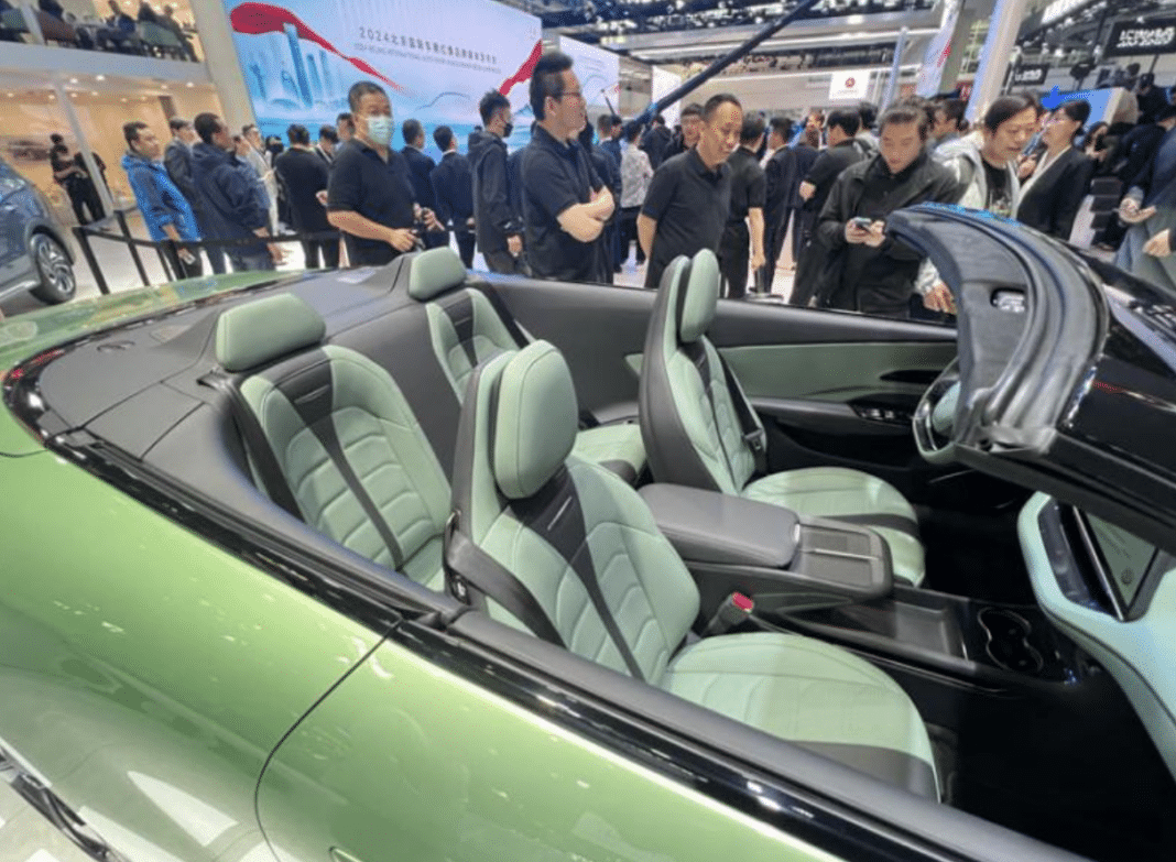 First of many exciting debuts at #BJAutoShow: the new Hongqi EH7 convertible. 
#BeijingAutoShow #AutoChina2024 #EVs