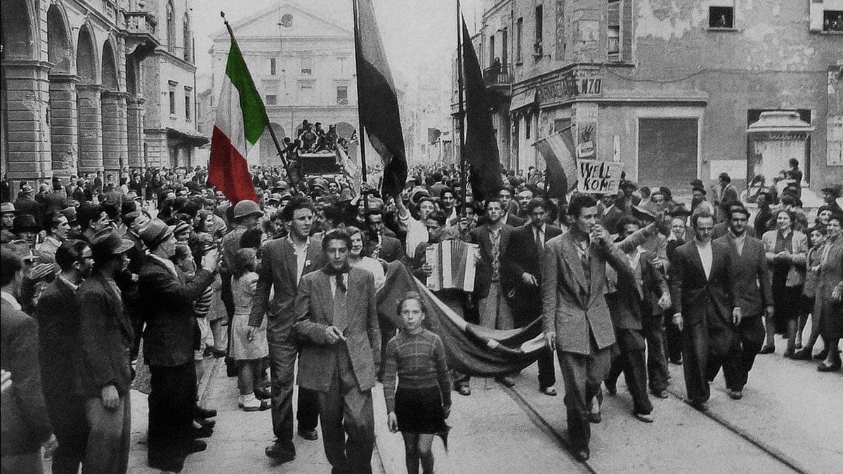 'Questa mattina di 79 anni fa gli italiani si sono svegliati in un mondo nuovo. Quasi tutti hanno spalancato le finestre, tutti hanno sorriso.' - Buon #25aprile 🇮🇹