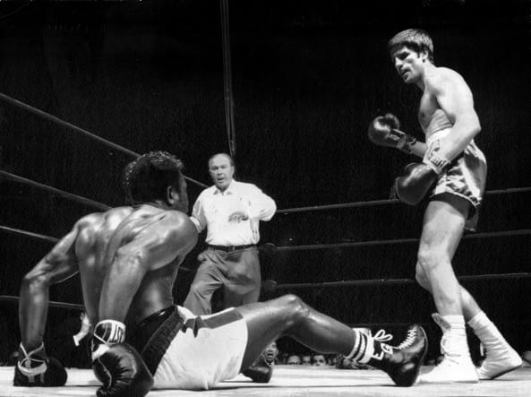 17 Aprile 1967, New York: di fronte a 15.000 spettatori, Nino Benvenuti conquista il titolo mondiale dei pesi medi sconfiggendo il campione in carica Emile Griffith in un incontro memorabile.
Fu una Notte Leggendaria al Madison Square Garden