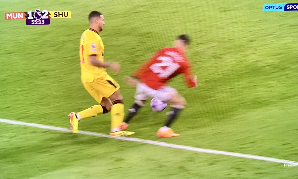 Can anyone explain why this wasn’t a straight red? 2-1 up, Antony off. Different game.  #twitterblades