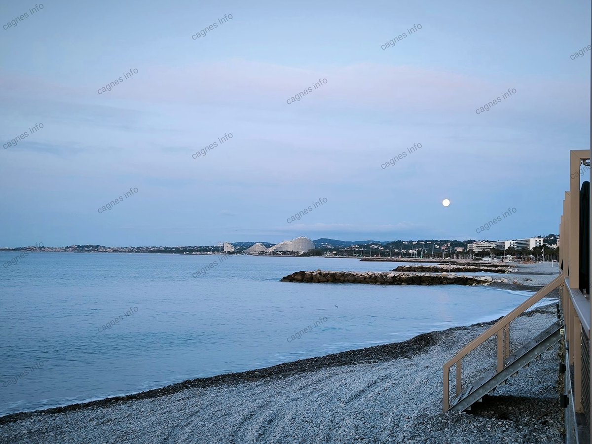 #JeudiPhoto la lune 🌙 au bord de mer .
Bonne journée à Cagnes-sur-Mer 
#icicestcagnes We 💞#cagnessurmer cagnes-sur-mer.info 
#fandecagnessurmer #ilovecagnes
facebook.com/cagnessurmer.i…