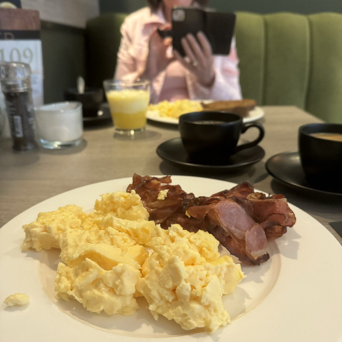 #hotelontbijtje...
Mét Elma! 😊

#myview #hotel #HotelLandgoedZonheuvel #hotelDoorn #Doorn
. 
#food #foodporn #foodgasm #foodphotography #breakfast #breakfasttime #coffee #eggs #scrambledeggs #bacon