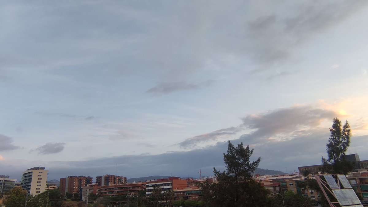 #Bondia. #Dijous 25/4/24. Estació meteorològica del #BarriCentre de #Cornellà. Dades actualitzades a les 7:20' hores: -T 11,9°C -HR 77% -Pressió 1011,8 hPa -#Vent del NNO. 2 km/h -T Mínima 11,8°C -T Màxima 12,8°C -Ratxa màxima Vent de l'ONO 11 km/h El cel a Cornellà, ara👇