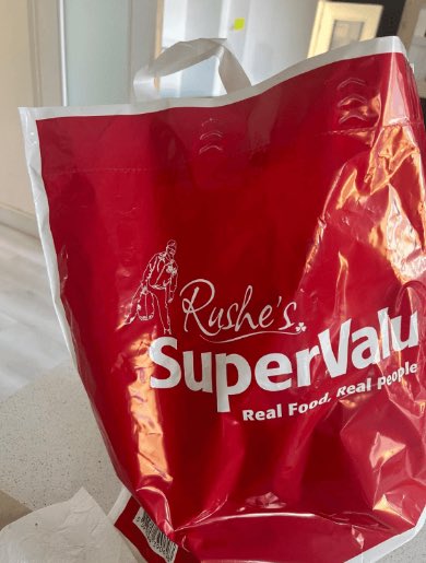 If you like them apples, now you can buy them and put them in a Matt Damon shopping bag! A supermarket in Dublin, Ireland has added a viral picture of the Oscar-winner actor to its plastic shopping bags.

Rushe’s SuperValu has released a new, reusable shopping bag that has an…