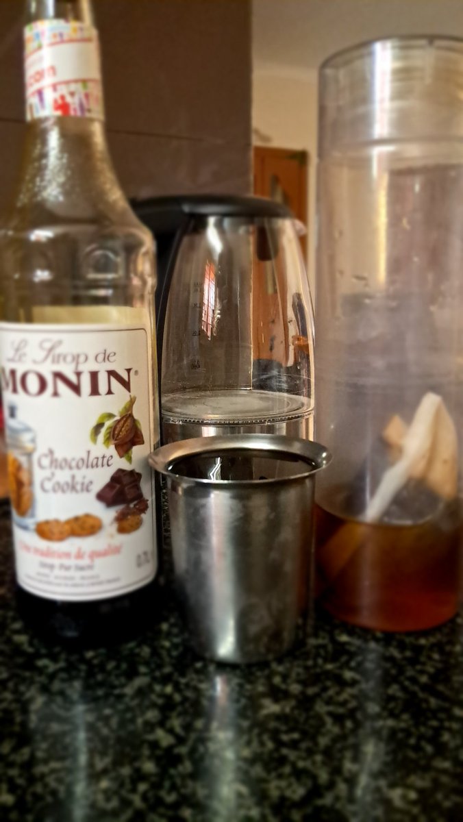 Third, and probably final, experiment (until I get more syrups/sharbat/crush to try out) of chocolate cookie cold brew coffee ☕ This is a great combo too ... But in my zest to extract most out of the expensive cool brew sachet, there's not enough coffee in this third brew 😕