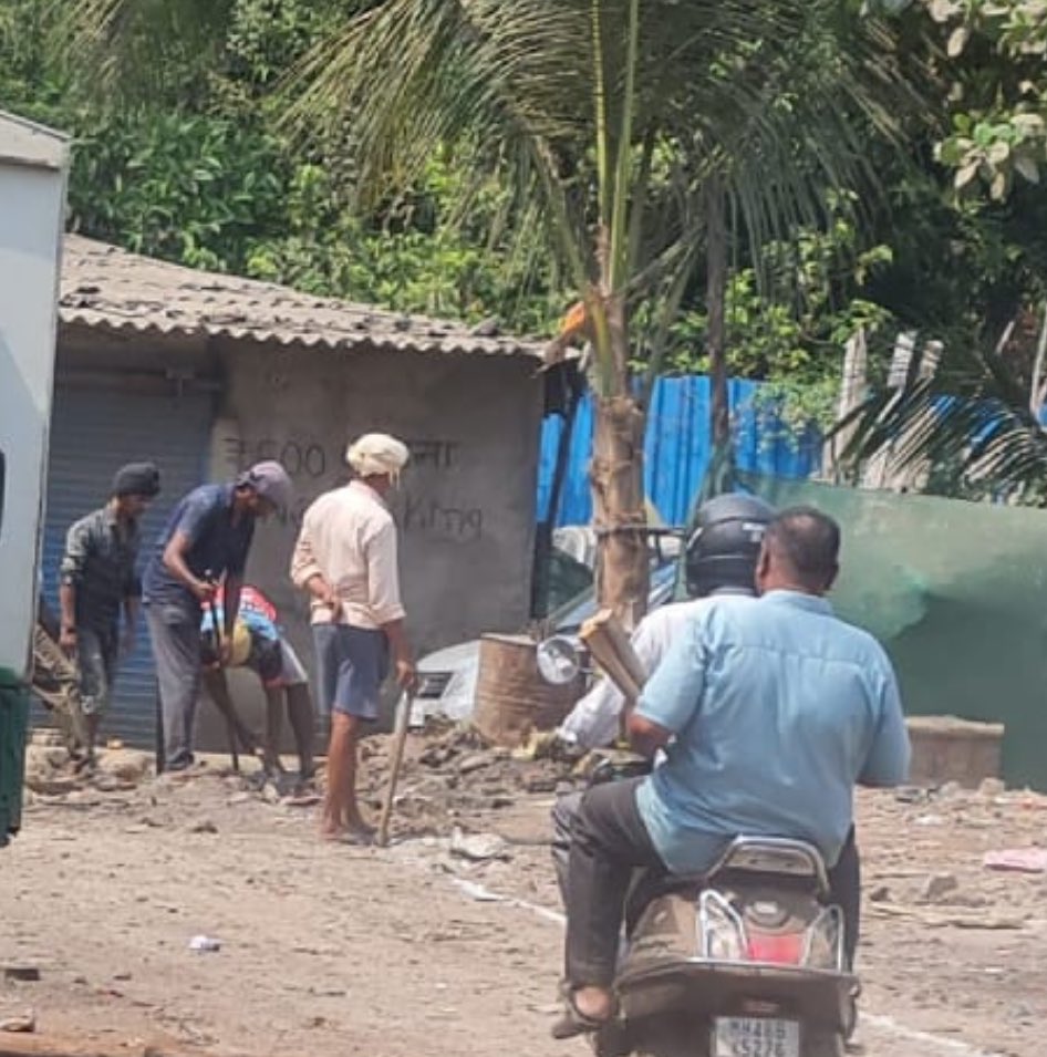 JournaliAmit's tweet photo. unathorised construction and encroachment on the open plot of Land by Land Mafia at Patil Compound, nr. Kumar Beer Shop, Waghdevi Nagar, Vaishali Nagar, Dahisar East, R/N Ward No. 4, MCGM ⁦@mybmc⁩ ⁦@mybmcWardRN⁩ ⁦@CPMumbaiPolice⁩ ⁦@CMOMaharashtra⁩ https://t.co/SMjTzBarbE