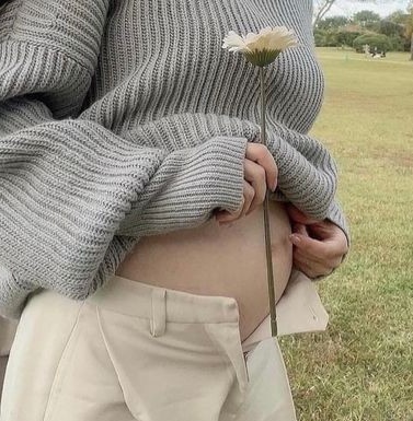 vkoonaus's tweet photo. Grey &amp; Heaven 
—a filo #taekookau where naka one night stand ni Heaven (jk) si Grey (th) a mafia at di inaasahang mabubuntis siya nito. After that night, hindi na nakalimutan ni Grey si Heaven kaya pinahanap niya ito sa mga tauhan niya. https://t.co/UkpLydfpQD