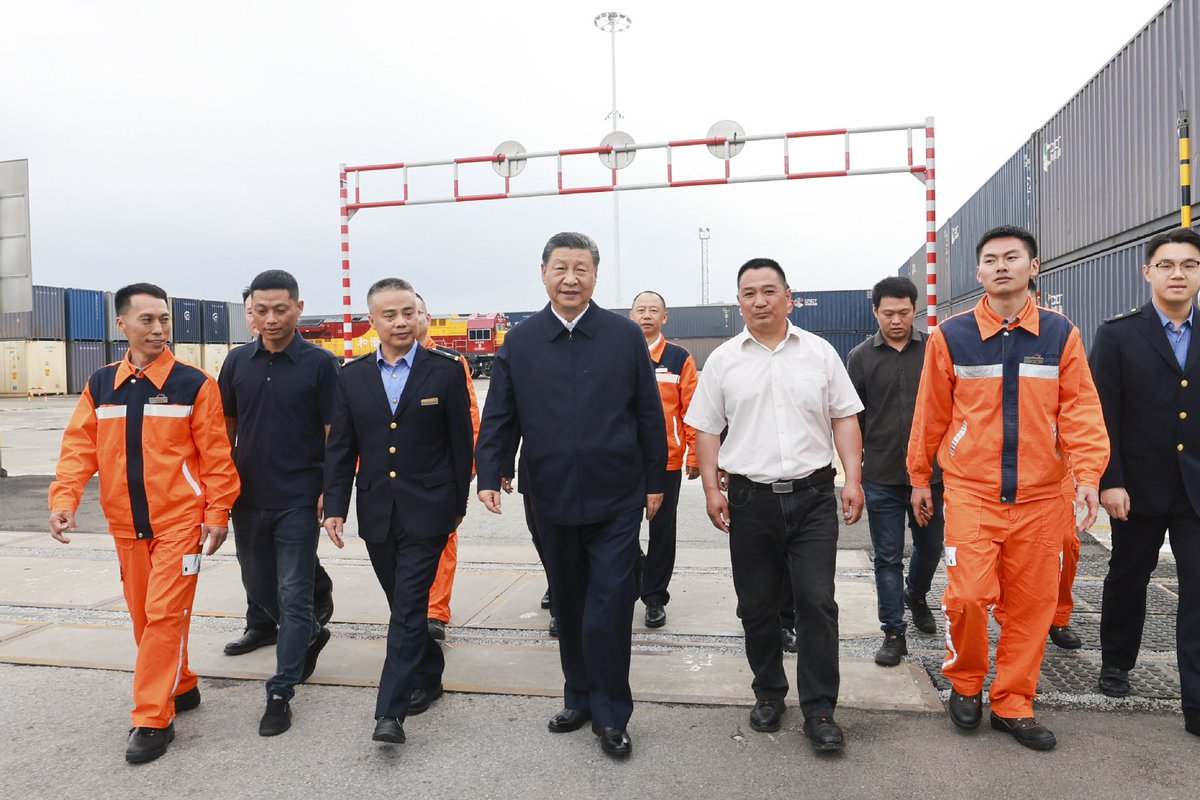 Noting Chongqing's role as a key strategic fulcrum for the development of China's western region in the new era, Xi said the municipality should play a bigger role in promoting the interconnected development of the #BeltandRoad Initiative, the #YangtzeRiverEconomicBelt and the…