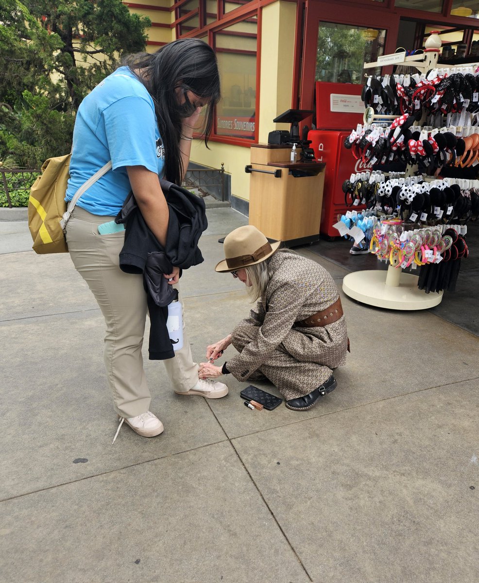 HollyALee's tweet photo. Yesterday Diane insisted she help this girl with her shoe laces. I am almost positive she had no clue who Diane was. https://t.co/naIZl89cHe