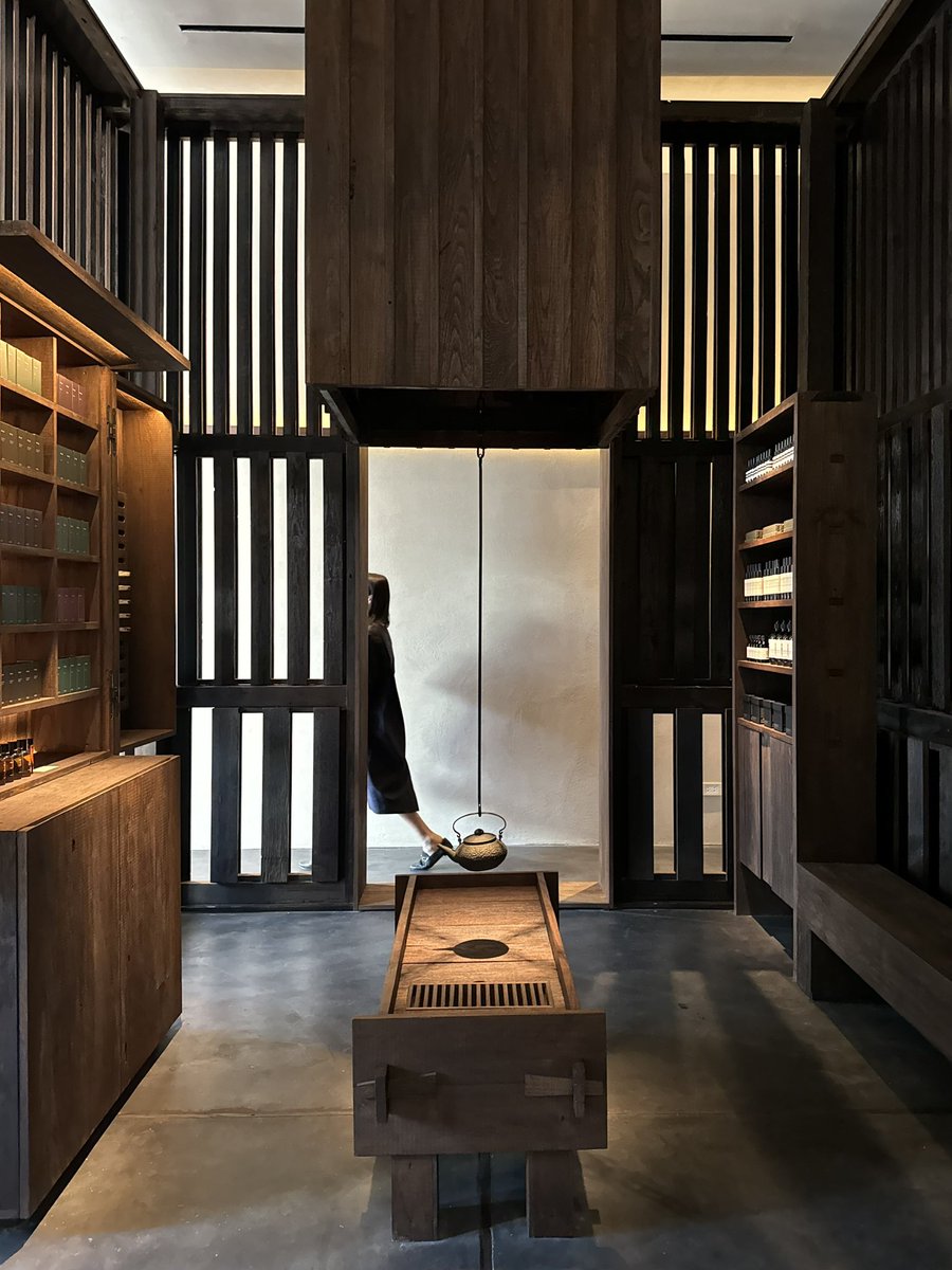 placestwogo's tweet photo. ดีใจมากที่ Aesop กลับมาอีกครั้ง และตื่นเต้นมากกว่ากับ Aesop Signature Store แห่งแรกในประเทศไทย ซึ่งเป็นสาขาแรกใน South East Asia ที่เป็น stand alone อยู่นอกห้างด้วย ร้านอยู่ในซอยทองหล่อ 13 ดีไซน์สวยมากกก ชอบที่ทางแบรนด์หยิบเอากลิ่นอายความเป็นไทยมาผสมผสานไว้อย่างลงตัว ร้านโมเดิร์น เรียบง่าย แต่มีดีเทลและสวยไปหมดทุกจุด เดินเพลินมากๆ ผลิตภัณฑ์มีครบถ้วน ใครเป็นแฟนแบรนด์นี้ต้องรีบมานะ เปิดศุกร์ที่ 26 เม.ย. (พรุ่งนี้) เป็นวันแรก🤍
#PlacestwoGo