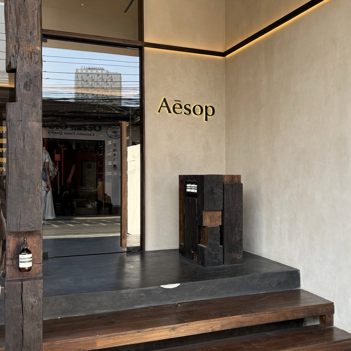 placestwogo's tweet photo. ดีใจมากที่ Aesop กลับมาอีกครั้ง และตื่นเต้นมากกว่ากับ Aesop Signature Store แห่งแรกในประเทศไทย ซึ่งเป็นสาขาแรกใน South East Asia ที่เป็น stand alone อยู่นอกห้างด้วย ร้านอยู่ในซอยทองหล่อ 13 ดีไซน์สวยมากกก ชอบที่ทางแบรนด์หยิบเอากลิ่นอายความเป็นไทยมาผสมผสานไว้อย่างลงตัว ร้านโมเดิร์น เรียบง่าย แต่มีดีเทลและสวยไปหมดทุกจุด เดินเพลินมากๆ ผลิตภัณฑ์มีครบถ้วน ใครเป็นแฟนแบรนด์นี้ต้องรีบมานะ เปิดศุกร์ที่ 26 เม.ย. (พรุ่งนี้) เป็นวันแรก🤍
#PlacestwoGo