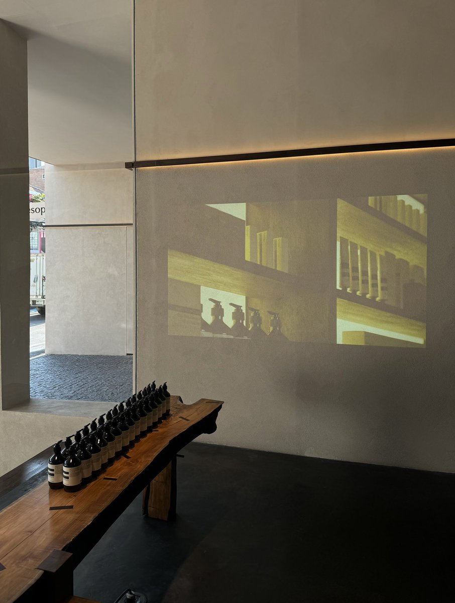placestwogo's tweet photo. ดีใจมากที่ Aesop กลับมาอีกครั้ง และตื่นเต้นมากกว่ากับ Aesop Signature Store แห่งแรกในประเทศไทย ซึ่งเป็นสาขาแรกใน South East Asia ที่เป็น stand alone อยู่นอกห้างด้วย ร้านอยู่ในซอยทองหล่อ 13 ดีไซน์สวยมากกก ชอบที่ทางแบรนด์หยิบเอากลิ่นอายความเป็นไทยมาผสมผสานไว้อย่างลงตัว ร้านโมเดิร์น เรียบง่าย แต่มีดีเทลและสวยไปหมดทุกจุด เดินเพลินมากๆ ผลิตภัณฑ์มีครบถ้วน ใครเป็นแฟนแบรนด์นี้ต้องรีบมานะ เปิดศุกร์ที่ 26 เม.ย. (พรุ่งนี้) เป็นวันแรก🤍
#PlacestwoGo