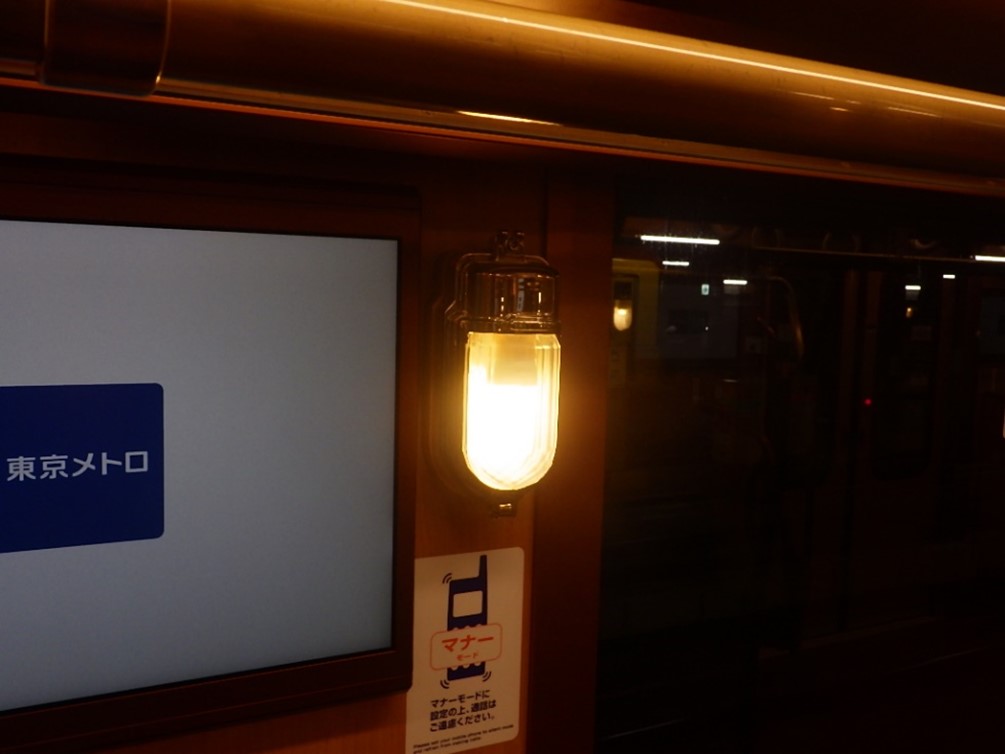 tokyometro_info's tweet photo. ＼開業当時を再現‼／

室内灯を暖色系に変更し、予備灯を点灯💡

銀座線開業当時の旧1000形をモチーフとした
銀座線1000系（特別仕様車）が、さらにレトロになって走行します🚃

📅5/3(金)～6(月)

昭和レトロな空間を感じていただければ嬉しいです✨

詳細👉https://t.co/ZXfiBrFCn4 https://t.co/G7Gw1Jwr06