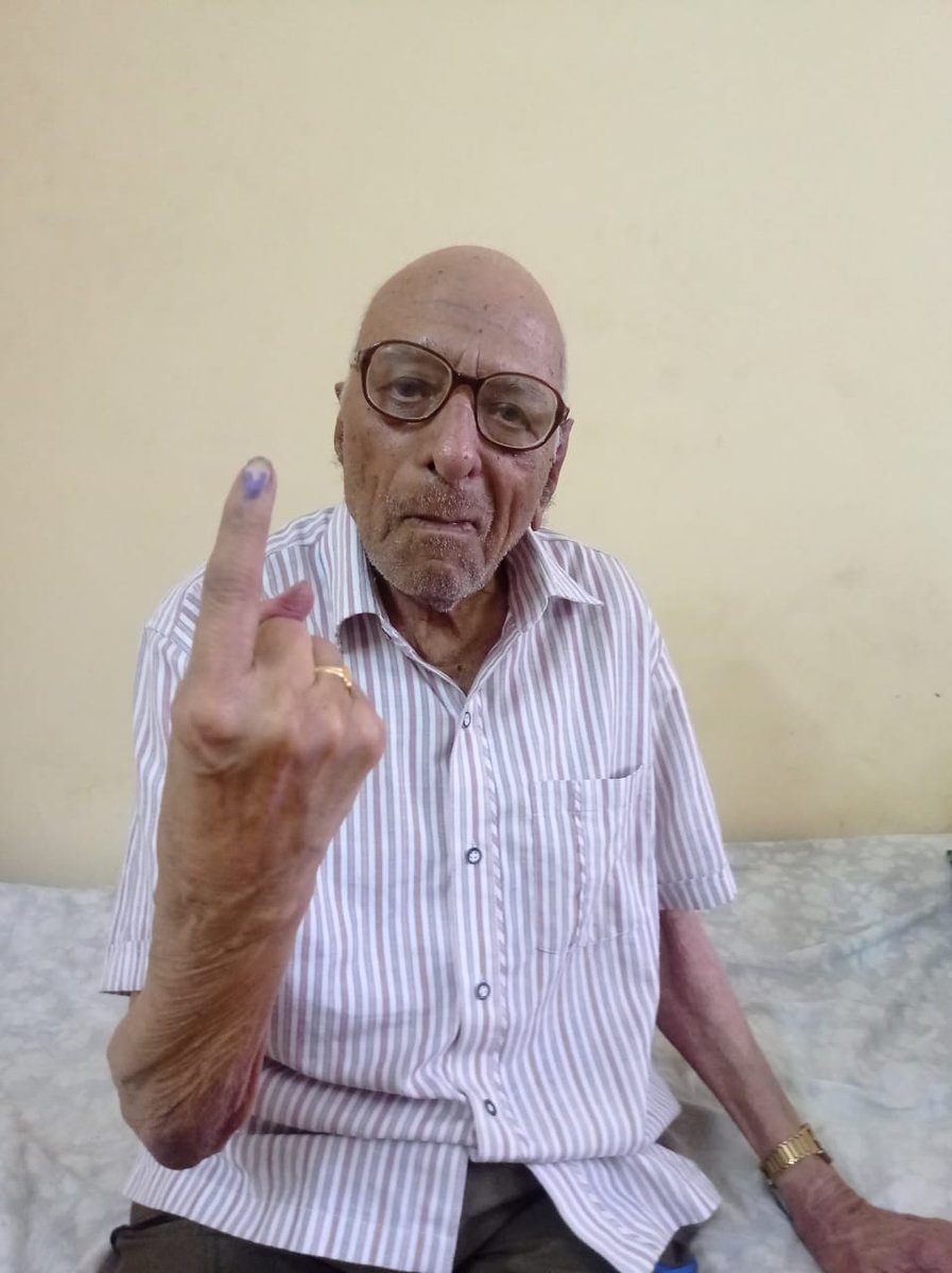 🌟 Inspiring! At 95, Mr. Kulkarni casts his vote from the comfort of his bed, thanks to the 'vote-from-home' initiative designed for seniors aged 85+ and Persons with Disabilities. Every voice matters, regardless of age or ability! The said process will be held today and Tomorrow