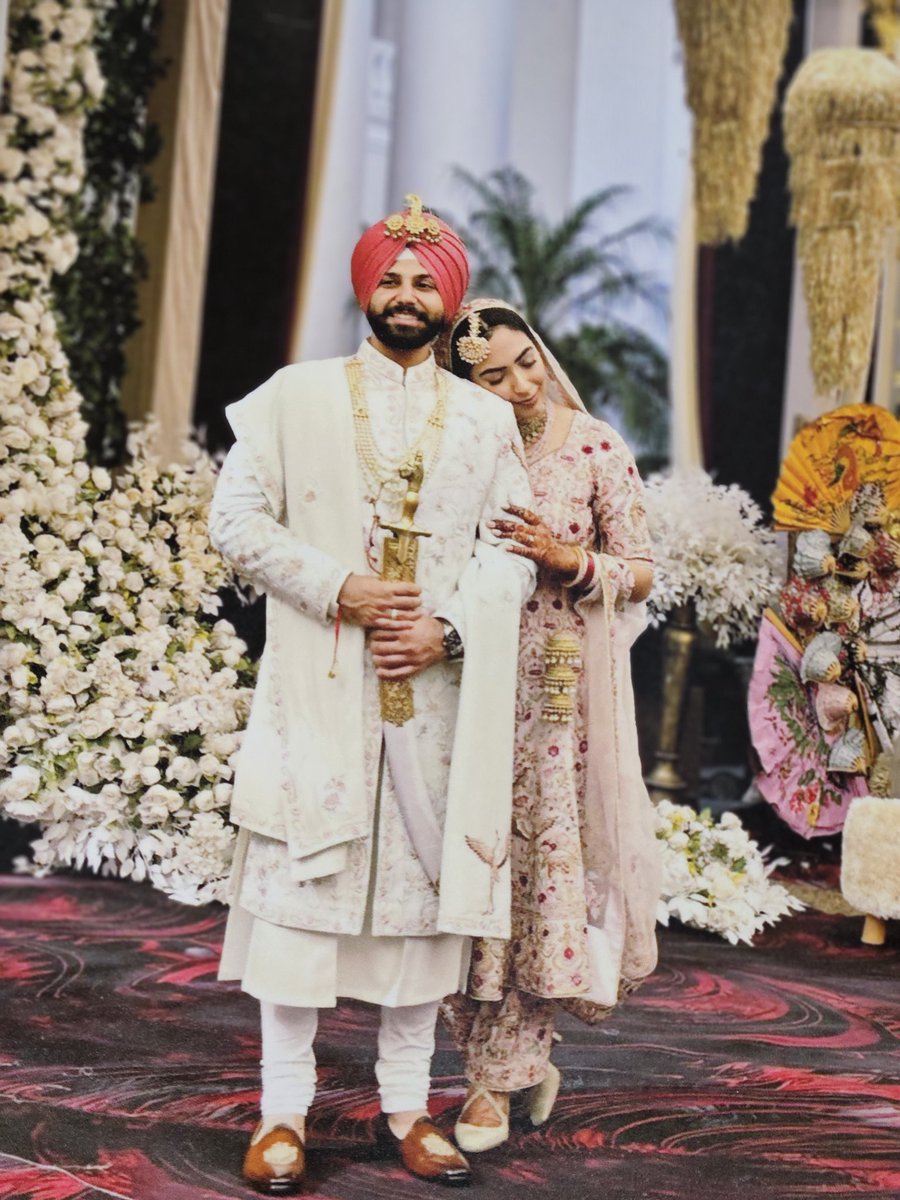 prof_baldev's tweet photo. ਮਿਹਰ ਕਰੇ ਜਿਸੁ ਮਿਹਰਵਾਨੁ...

ਬੇਟਾ ਗੁਣਵੰਤ ਅਤੇ ਨੂੰਹ ਬਿਸਮਨ ਆਪਣੀ ਵਿਆਹੁਤਾ ਜ਼ਿੰਦਗੀ ਦੇ ਸਫ਼ਰ ਉੱਤੇ ਸਬੂਤੇ ਕਦਮੀਂ ਤੁਰਨ ਲੱਗੇ ਹਨ। ਬਹੁਤ ਅੱਛੇ ਪਰਿਵਾਰ ਨਾਲ਼ ਸੰਬੰਧ ਬਣਿਆ ਹੈ,ਇਸ ਲਈ ਆਪਣੇ ਆਪ ਨੂੰ ਧੰਨਭਾਗੇ ਮਹਿਸੂਸ ਕਰ ਰਹੇ ਹਾਂ। ਇਸ ਸੁਭਾਗੀ ਜੋੜੀ ਦੀ ਸੋਹਣੀ ਜ਼ਿੰਦਗੀ ਲਈ ਸ਼ੁਭ ਇੱਛਾਵਾਂ। https://t.co/qJ1WEWOkGE
