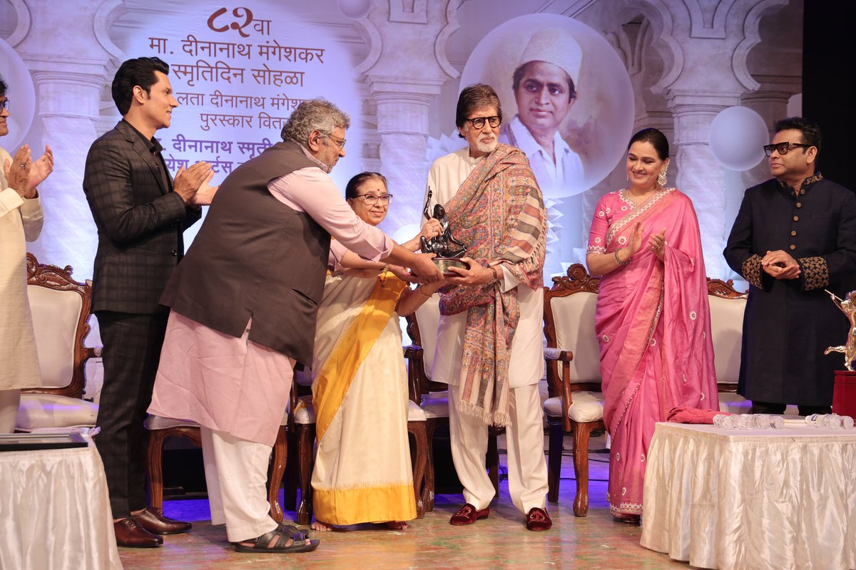 SrBachchan's tweet photo. T 4991(i) - आभार, और मेरा परम सौभ्ग्य  ! 🚩🚩🚩🙏 https://t.co/KdzPE8LAER
