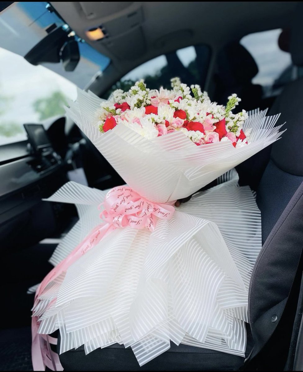 When she deserves nothing but the best🥰🥰🥰🥰 Half tower mixed Flower bouquet 💐❤️ 🏷️210k(incl free delivery within Kampala)