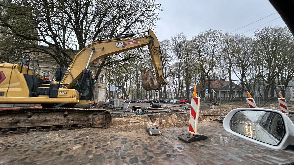 Labrīt <a href="/RigasDome/">Rīga</a>, konkrētāk @Rigaattistas.

Jau nedēļu kā Vienības gatves un Altonavas ielas krustojums ir pavisam slēgts, taču joprojām nav nevienas ceļa zīmes par to, kur nu vēl ieteicamais apbraukšanas ceļš.

Būvdarbi jāveic, tas skaidrs, bet paziņojumus vajadzētu gan...