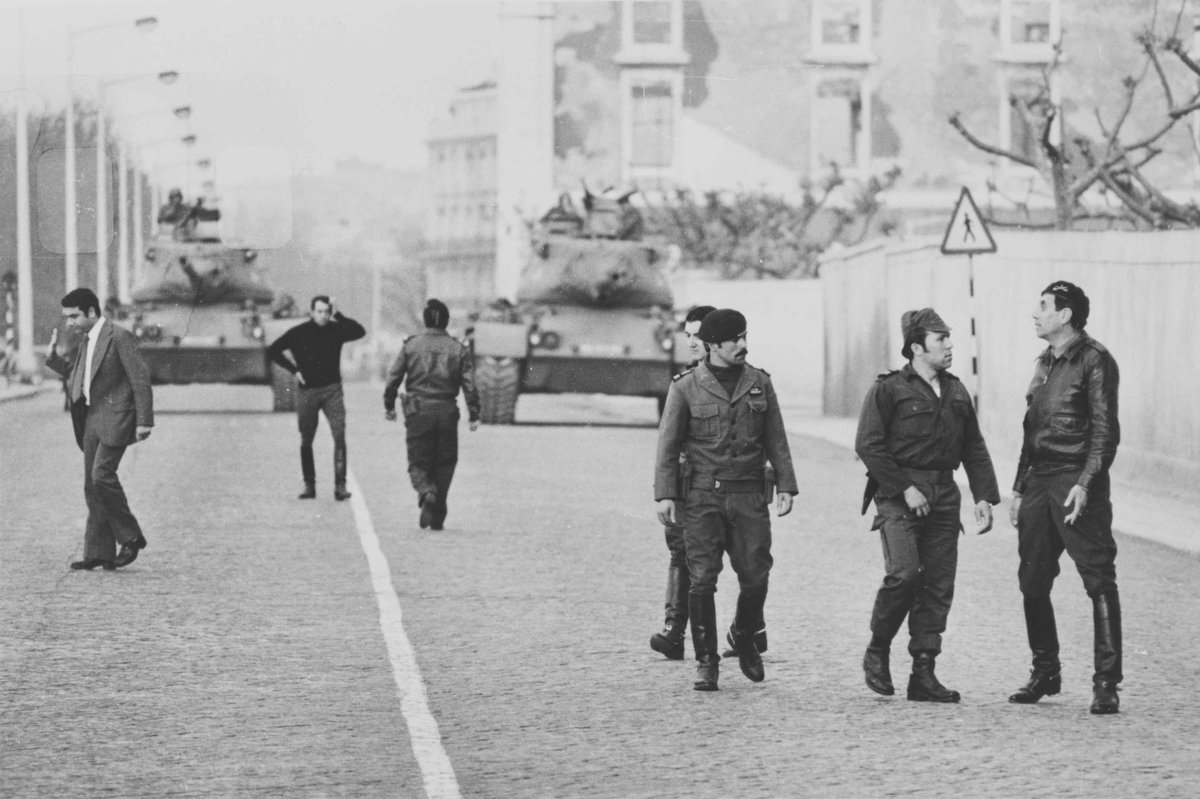 25Abril1974's tweet photo. 📷 No Terreiro do Paço, o Tenente-Coronel Ferrand de Almeida, perante o dilema de ter de disparar ou de se render, entregou-se a Salgueiro Maia, sendo preso, e a coluna ficou sem comando (autor Alfredo Cunha)  #25a74 https://t.co/MC0RhcMK6o