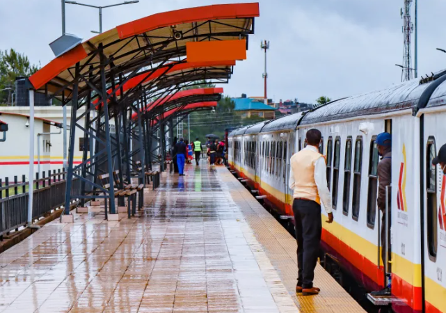 Kenya Railways suspends Kisumu, Nanyuki services amid raging flood crisis tinyurl.com/4tutbfhu