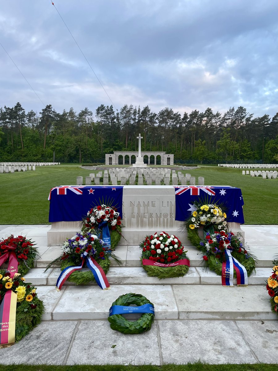 Heute Morgen „at the break of dawn“ in Berlin. Gemeinsames Erinnern an die Gefallenen unserer Partner aus Australien und Neuseeland im Rahmen des #AnzacDay 🇦🇺🇳🇿 Das gemeinsame Erinnern vereint uns und macht uns #StrongerTogether #DasHeervergisstnicht