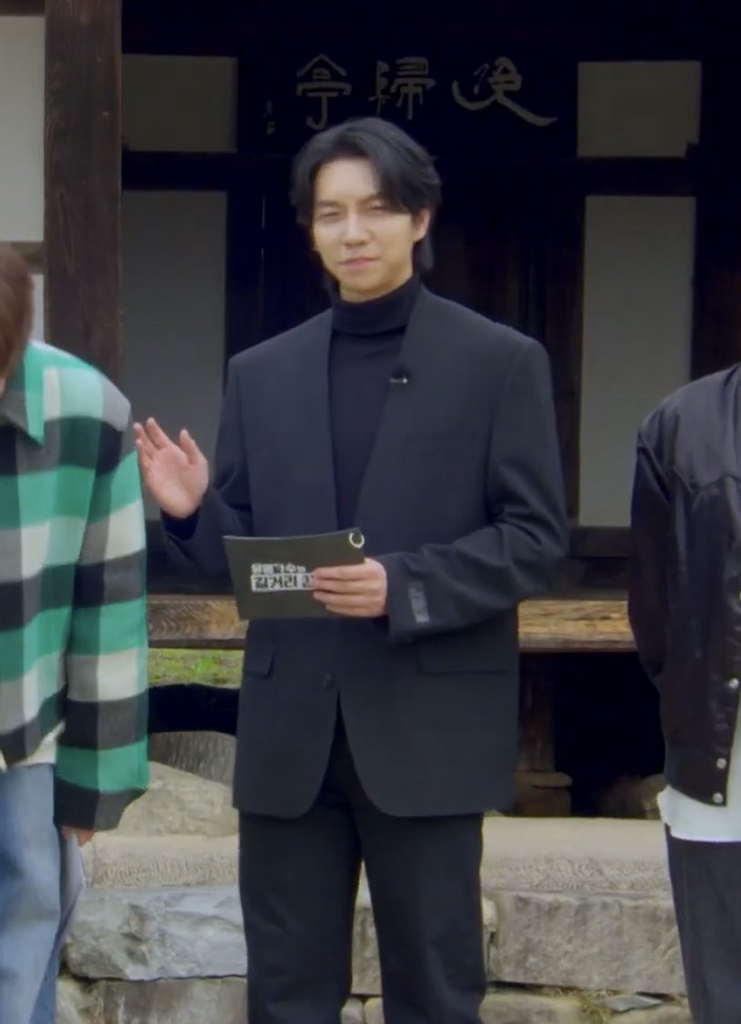 mylovelsg13's tweet photo. i really like his outfits + long hair! 🫠🤩
MC Seunggi sooo handsome 🖤
#LeeSeungGi #이승기 #FSSJ Ep.7 https://t.co/WWtLPiFMh9