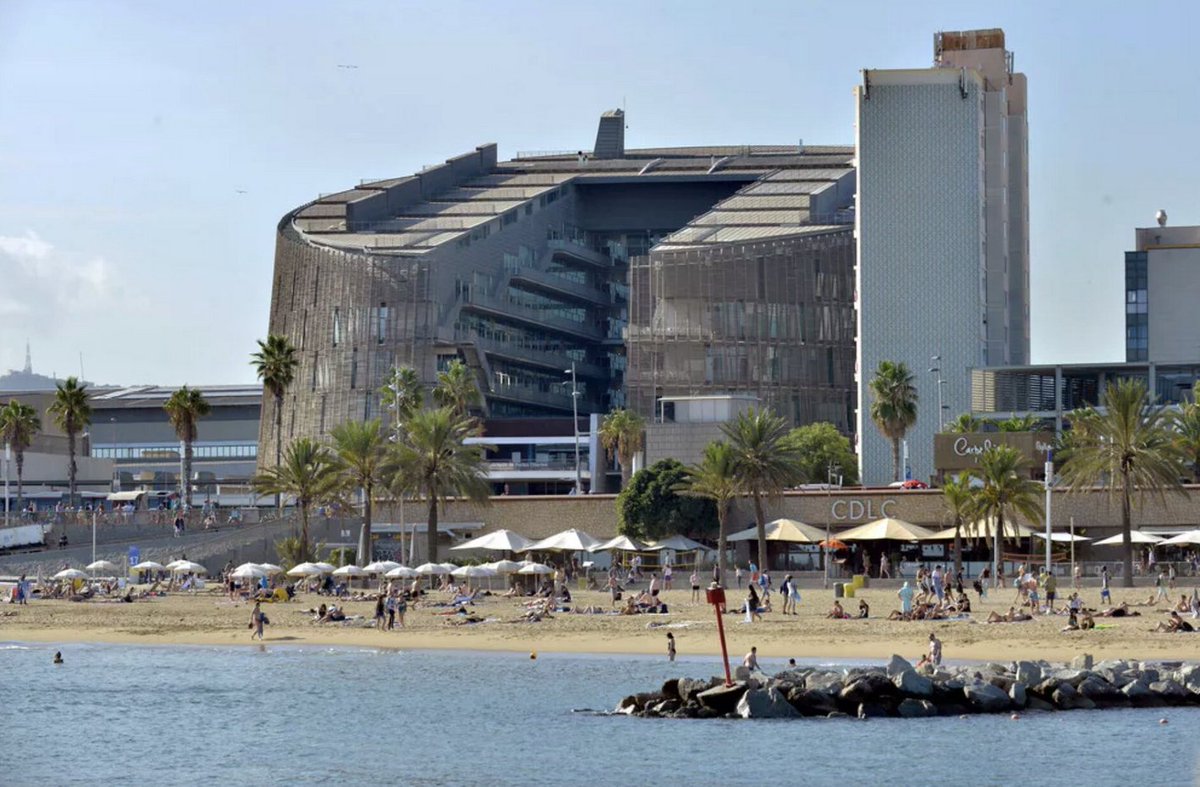 This is where I teach today #DataVisualization #LifeScientists @CRGenomica @embl Barcelona! ( ... except, it's virtual, I stay put in Dresden :) How-not-to-lie-with-charts, colors, and #graphicalabstracts, maybe some images too!