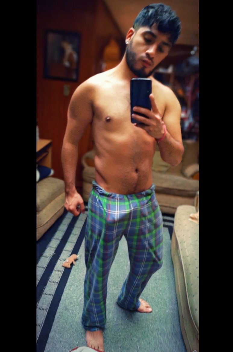 KrixxxtianG's tweet photo. Ya vamos a dormir ... te vienes o que 🤔😏
#pijama #boner #bulto #duro #hot #sleep #dormir #juntos #noche #pegate #paquete https://t.co/Nlpaxceaju