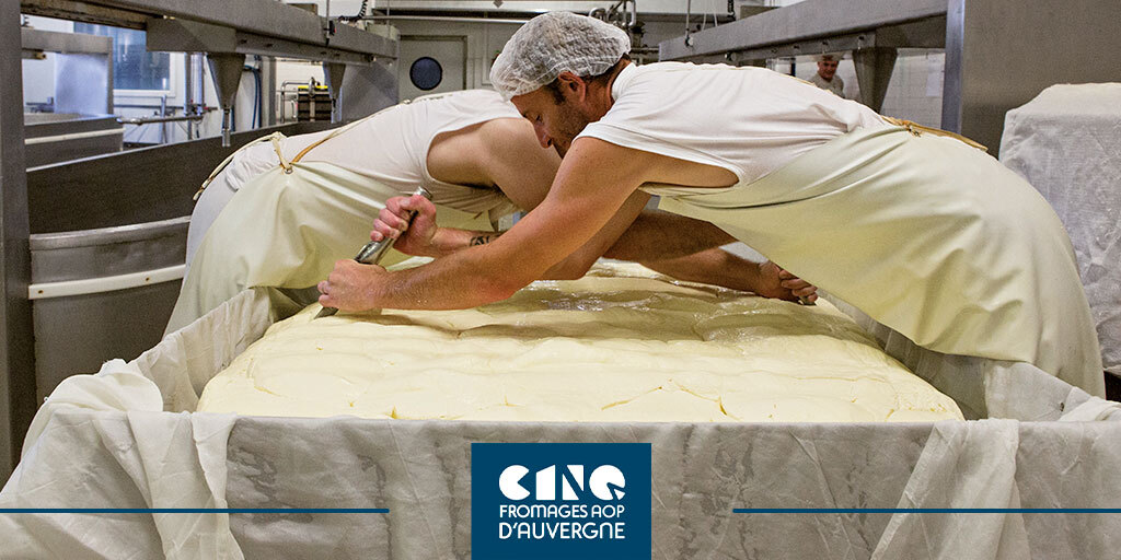 #jeudiphoto avec le fromage #AOP Cantal. Savez-vous que pour fabriquer une Fourme de #Cantal, il faut 400 litres de #lait et 33 heures de travail.  150.000.000 litres de lait sont ainsi nécessaires chaque année à la fabrication du #fromage AOP !