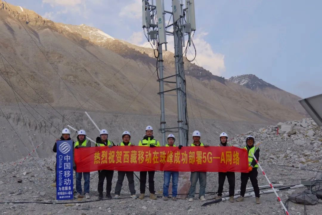 Mount Qomolangma, the world's highest peak, has boosted internet connectivity with the launch of the region's 1st #5GAdvanced base station by Chinese telecom giant China Mobile, which will better support local tourism, ecological protection, and scientific expeditions.