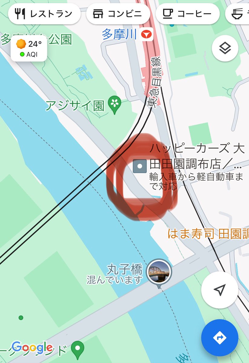 多摩川沿線道路て言うのかな…、神奈川側ではなく東京側の丸子橋から二子玉川に向かう道路。その道路の丸子橋方面から二子玉川方面に向かう時に自転車が走る道路左寄り。アスファルトがえぐれて直径30センチ位の深い穴が空いてます。直角に侵入したらリム打ちする位に周囲は鋭利です。気をつけて！