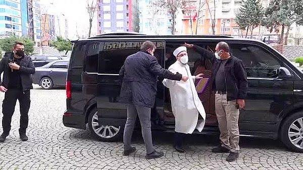 Yok artık! Diyanet İşleri Başkanı Ali Erbaş için, Audi A6 marka yeni bir makam aracı daha alındığı ortaya çıktı. Erbaş’ın makam araçlarının sayısı altı oldu. Başkanın arabaları: - Biri zırhlı 3 Mercedes - 1 VIP Mercedes Vito - 1 TOGG - 1 Audi A6 (Mustafa Bildircin/BirGün)