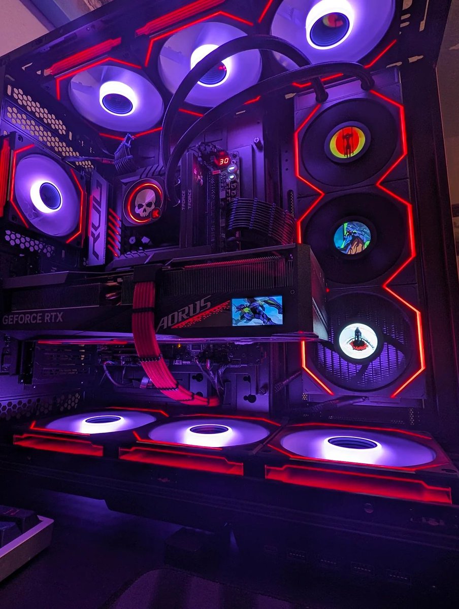 GlobalLianli's tweet photo. Bet the owner of this berserk Eva-01 build is enjoying it😎

📸Photo Credit @u/m3tasoldier👉🏼Reddit

#LIANLI #O11DEVOXL #TLLCD #evangelion #anime #gamingrig https://t.co/qNP7FcAIZX