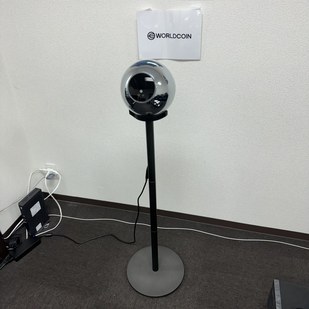 cramdev's tweet photo. Worldcoinの登録に来ました。
無料で71コイン年間でもらえるみたい。

先に来ていた人は虹彩認証が通らない問題があって何が原因かわからないみたい。

#ワールドコイン https://t.co/Zz5N42YqVl