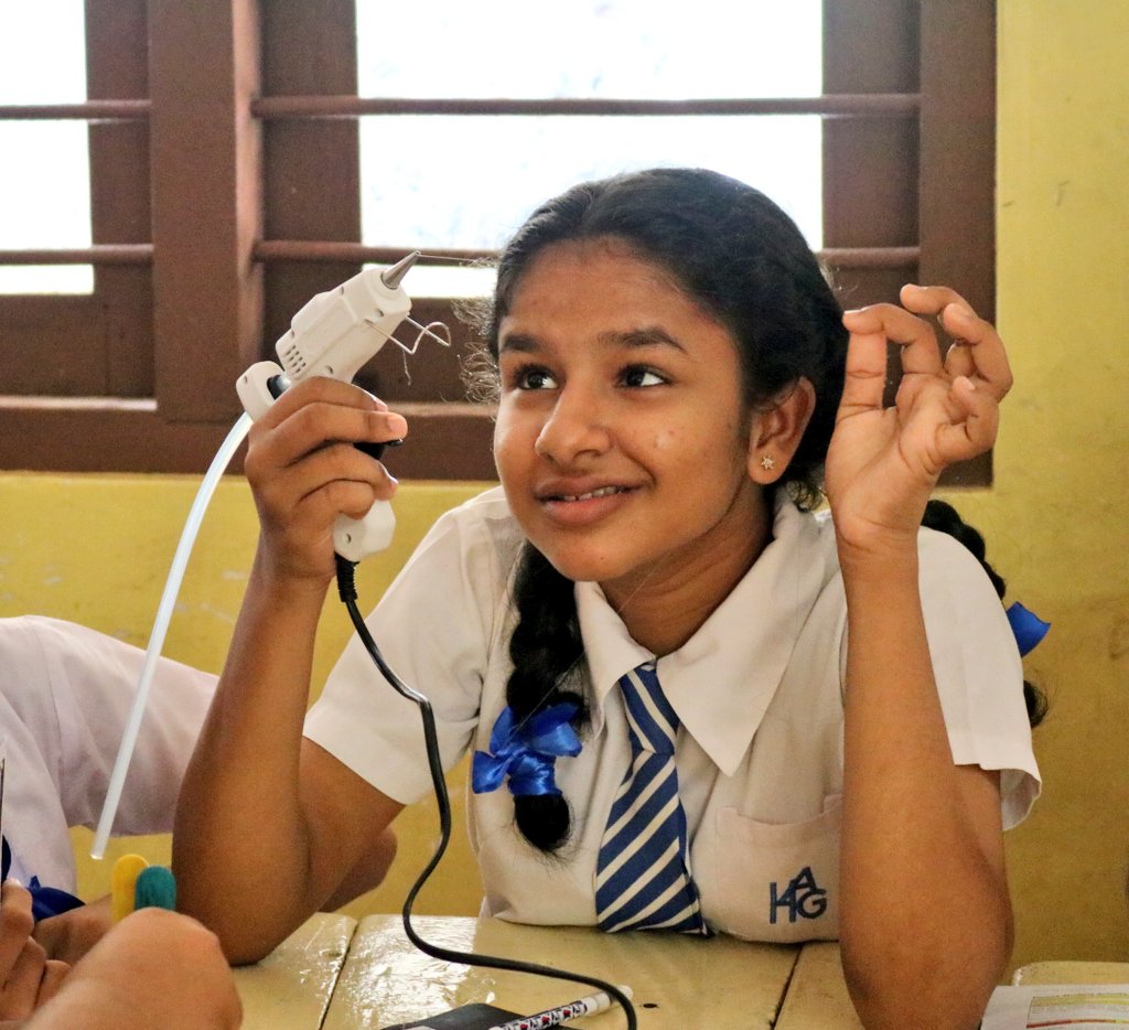 EU_in_Sri_Lanka's tweet image. Today we are in Kuliyapitiya bringing the #MakeHer series to students at Holy Angels Girls College.

Together we are working towards empowering and encouraging #GirlsinSTEM 👩‍🔬🧪🔬