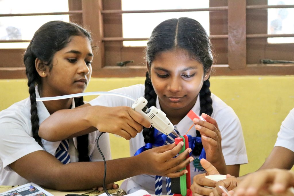 EU_in_Sri_Lanka's tweet image. Today we are in Kuliyapitiya bringing the #MakeHer series to students at Holy Angels Girls College.

Together we are working towards empowering and encouraging #GirlsinSTEM 👩‍🔬🧪🔬