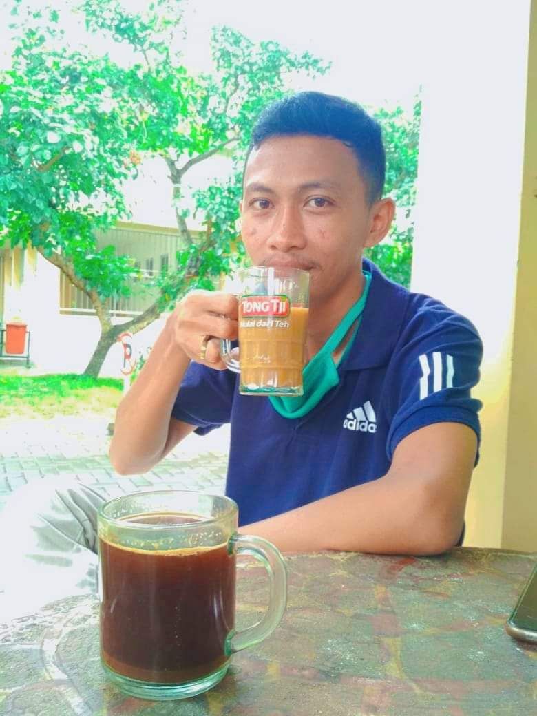 coffebit's tweet photo. Cah lanang nek mumet yo hiburan mung ngopi https://t.co/YOYRNeSIVn