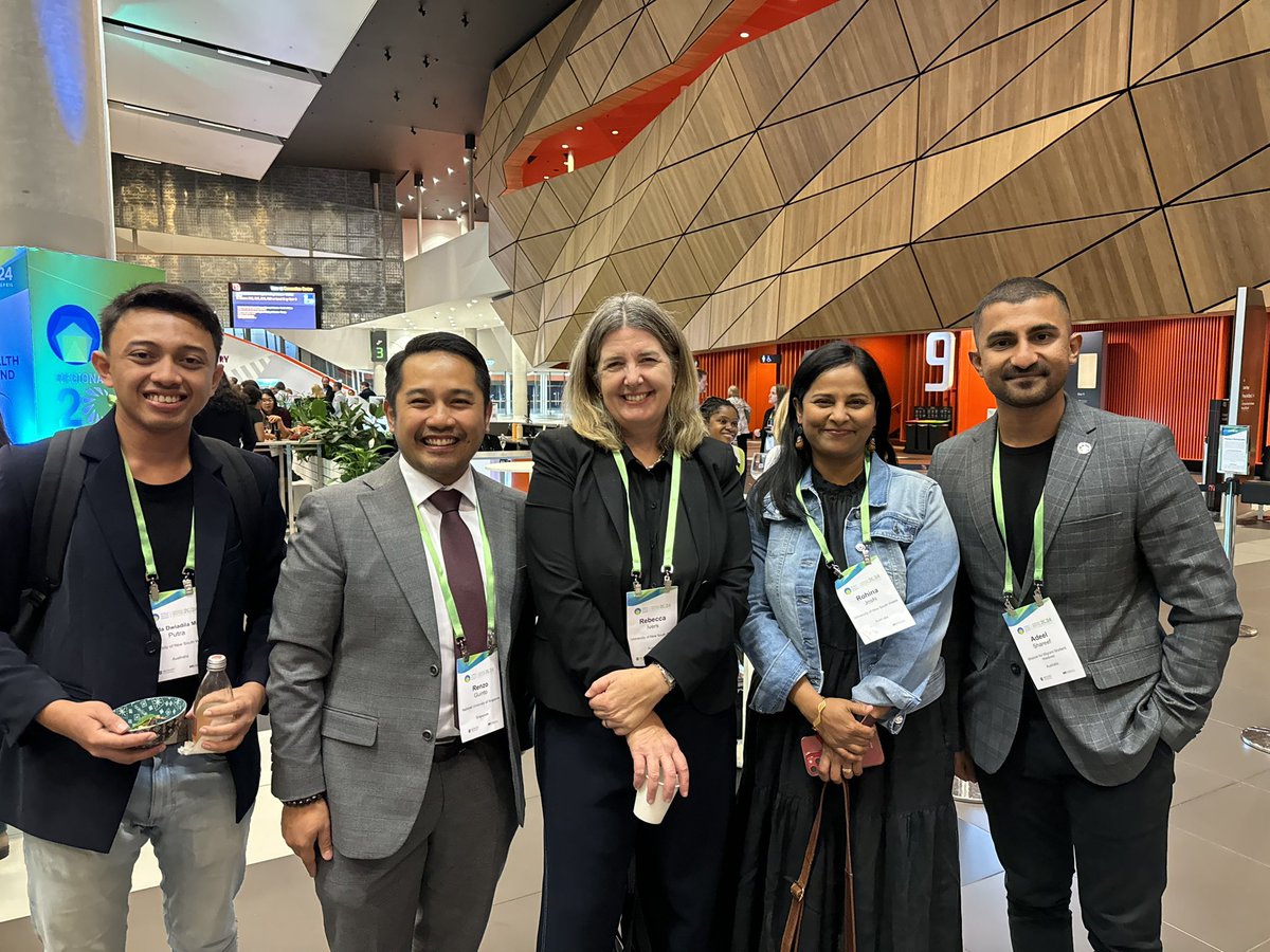 W/ awesome @UNSW gang at #WHSMelbourne2024 Lovely to meet my pandemic friends @rebeccaivers @rohinajoshi @AdeelShareef for the first time Looking forward to our upcoming collaborations in #GlobalHealth #PlanetaryHealth 🌏 - connecting #Australia 🇦🇺 #Philippines 🇵🇭 #Singapore 🇸🇬