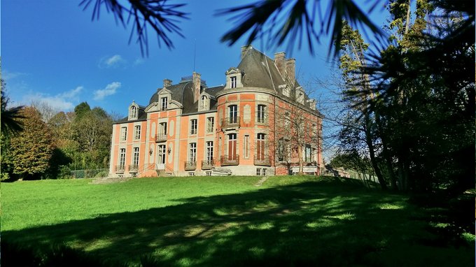 En 1780 le seigneur de #Chantore à #Bacilly dans la #Manche en #Normandie construit le château sur cette colline car il désirait admirer le #MontSaintMichel. Le parc, très riche en arbres exotiques, est dû à Auguste-François Angot, député d’#Avranches au début du XIXè siècle.