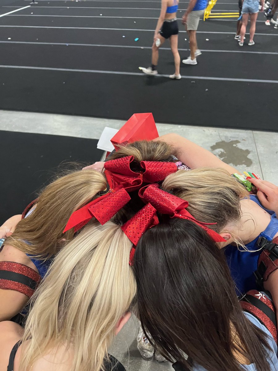 1 year ago -> today 🥲 thank you cheer athletics for my best friends and for the best last showoff i could ever ask for ❤️