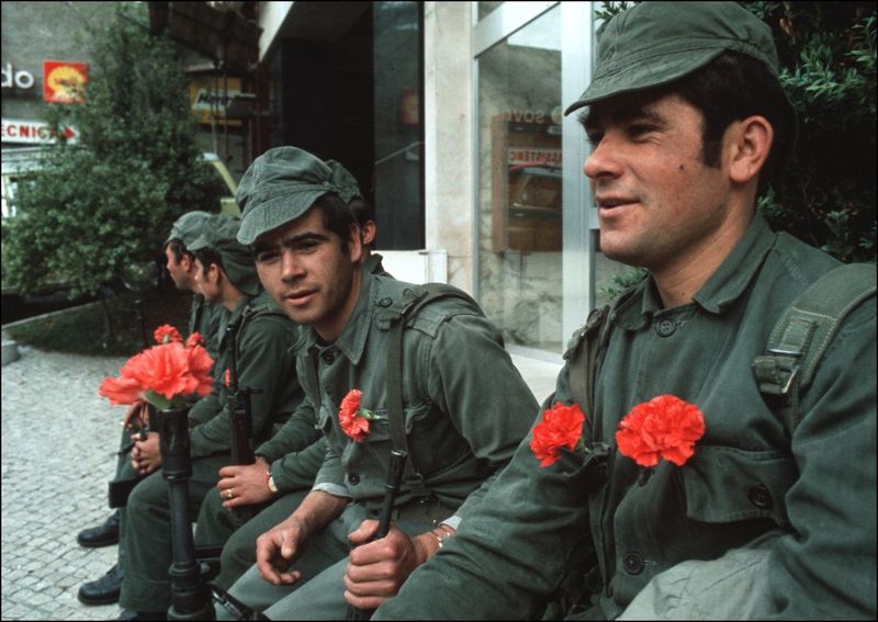 Quando, a 25 de Abril de 1974, um grupo de jovens capitães levou a cabo um golpe de Estado que, em menos de 24 horas, derrubou a ditadura que dominava #Portugal há mais quatro décadas, o rumo da história nacional mudou decisivamente. #25deabrilsempre #25deabril50anos