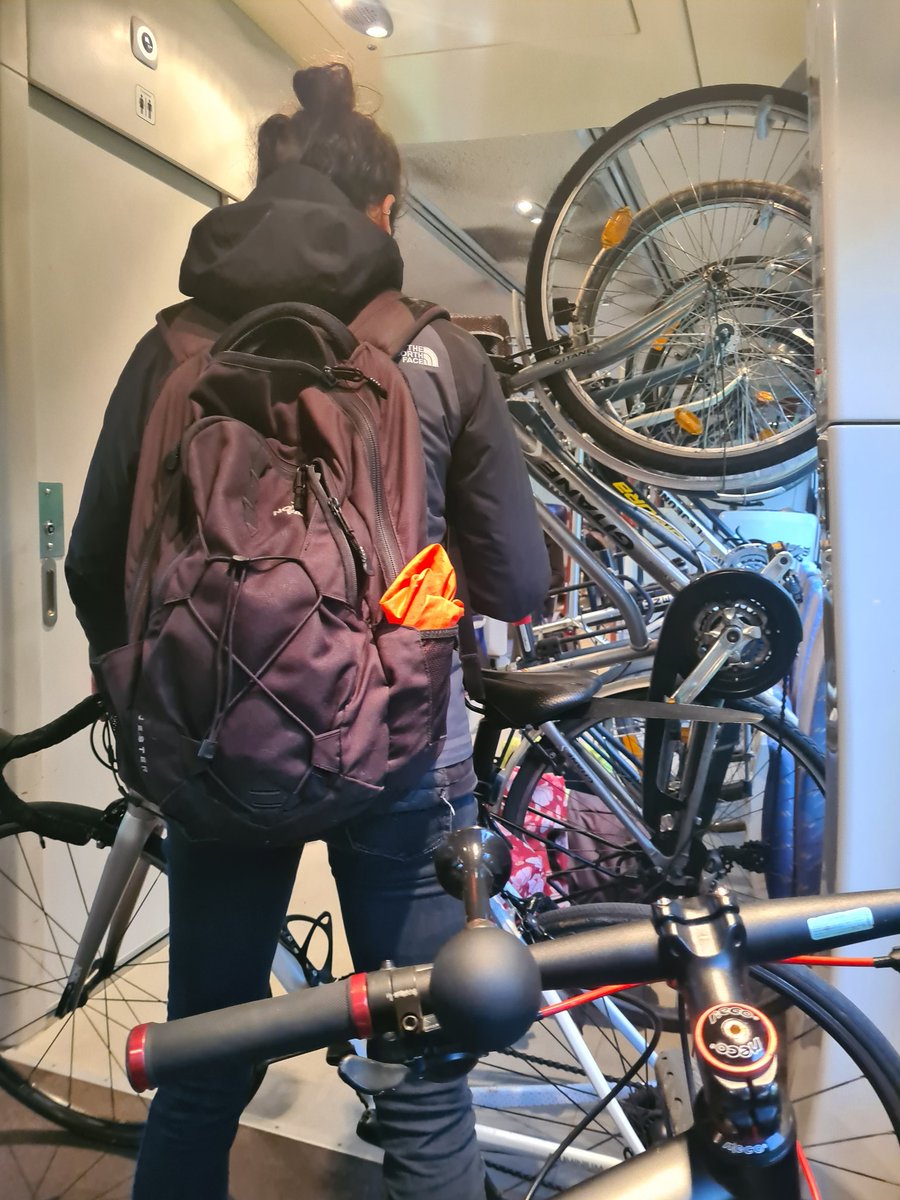 Bonjour @TERPays2LaLoire ce matin, 11 vélos pour 6 crochets dans Pornic -> Nantes. Résultat : couloirs bloqués, énervement et tensions entre voyageurs.