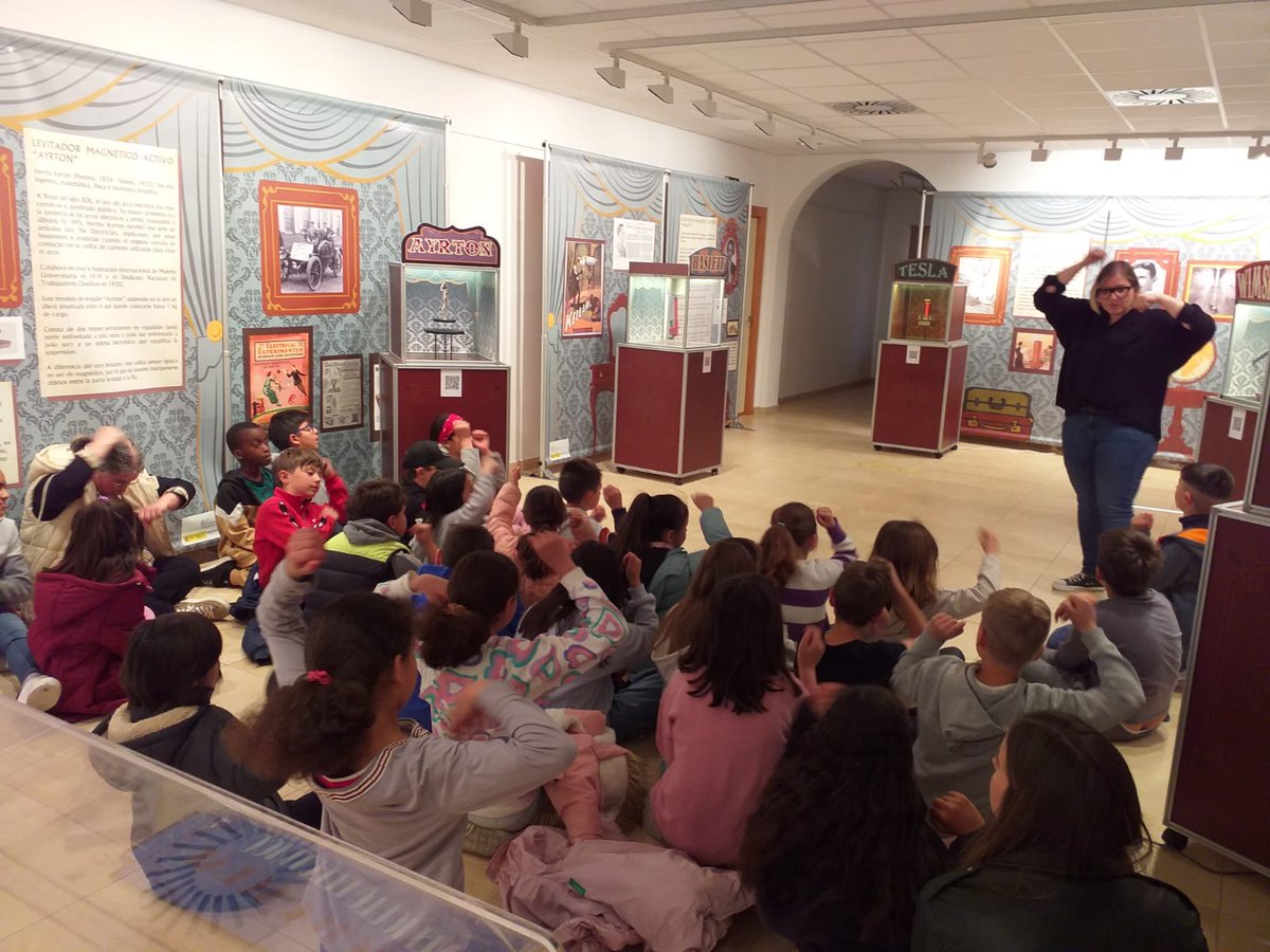 Ayer recibimos al alumnado de Tardienta quienes estuvieron conociendo los misterios de la electricidad y electromagnetismo