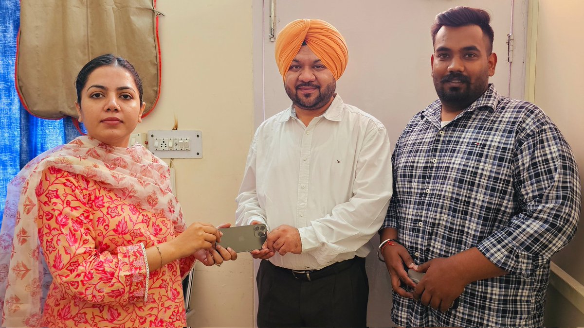 Patiala Police's Cyber ​​Crime Cell team reunites a lost mobile phone with its rightful owner, ensuring justice and security in our digital world.
 #CyberSafety #CommunityService
