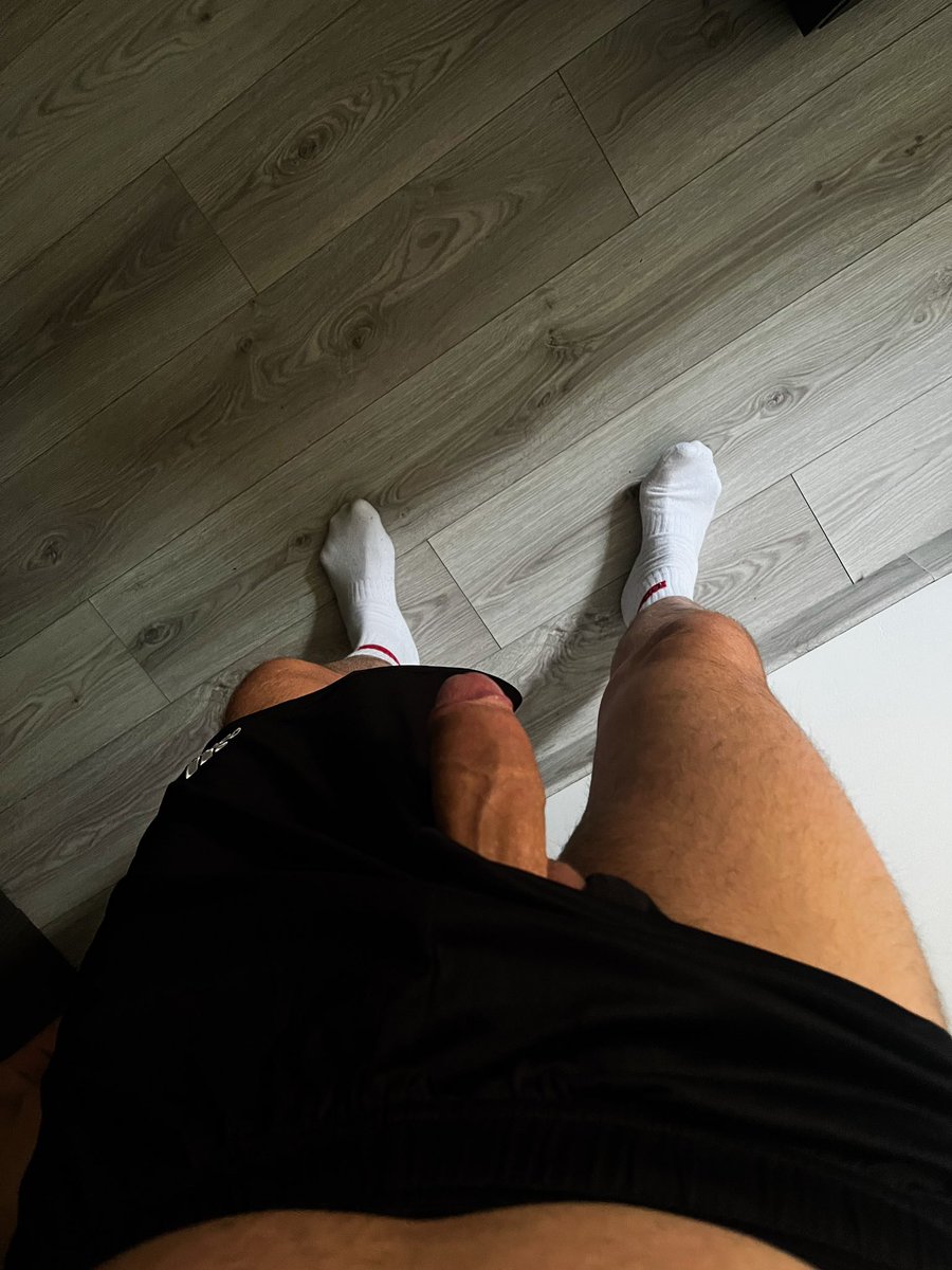 SimplyBoyPoland's tweet photo. Nosząc luźne spodenki zakładacie pod nie bieliznę? 😏 RT robi każdy kto nie nosi jak ja 😈🥵 https://t.co/eAAfbTFRsr