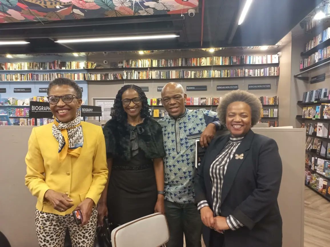 zamaphuti's tweet photo. What an amazing book launch at @exclusivebooks @ebcanalwalk of A Government on life support, wean it off by @bopapeba
.
.
.
.
#books #reading #agovernmentonlifesupport #booklaunch #capetown #bookfair #nonfictionbooks #zamaphutipublishers https://t.co/hDTwSixGse
